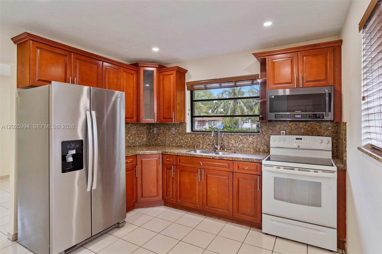 337 Grand Canal Dr , Miami, FL 33144 Photo