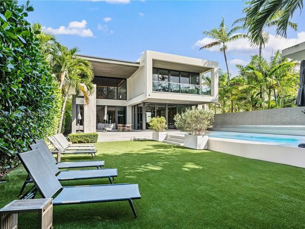 5061 N Bay Rd , Miami Beach, FL 33140