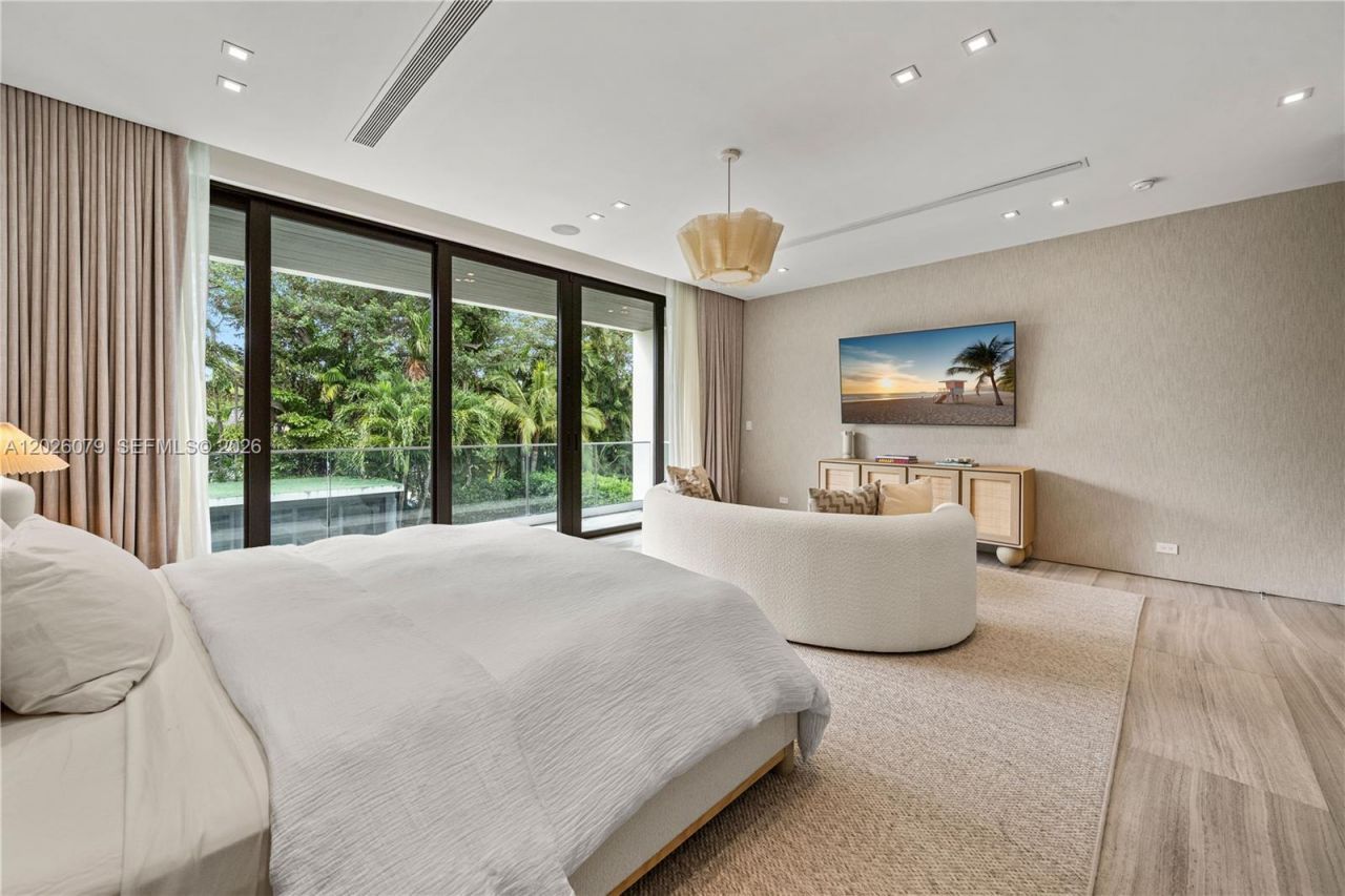 5061 N Bay Rd , Miami Beach, FL 33140 Photo