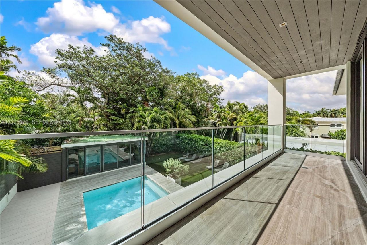 5061 N Bay Rd , Miami Beach, FL 33140 Photo