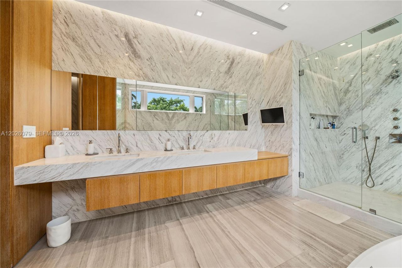 5061 N Bay Rd , Miami Beach, FL 33140 Photo