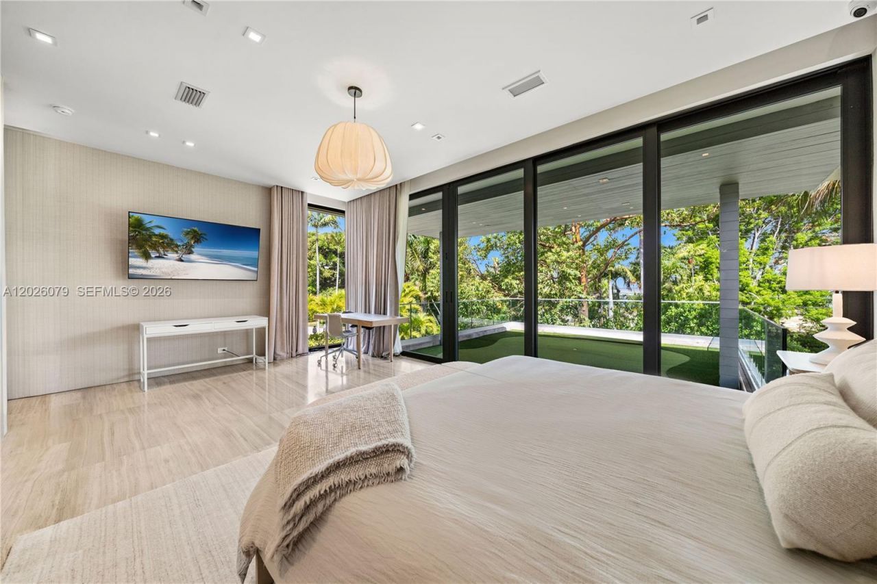 5061 N Bay Rd , Miami Beach, FL 33140 Photo