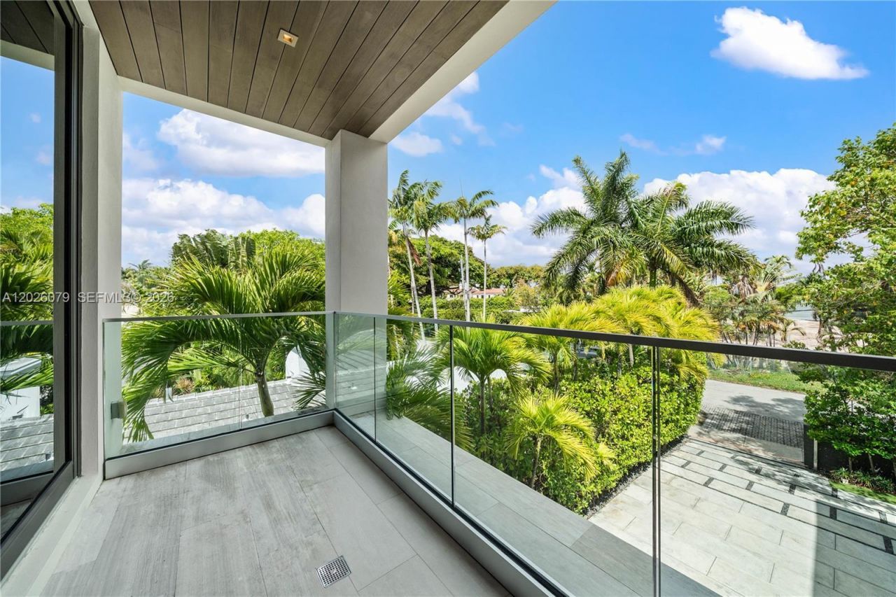 5061 N Bay Rd , Miami Beach, FL 33140 Photo
