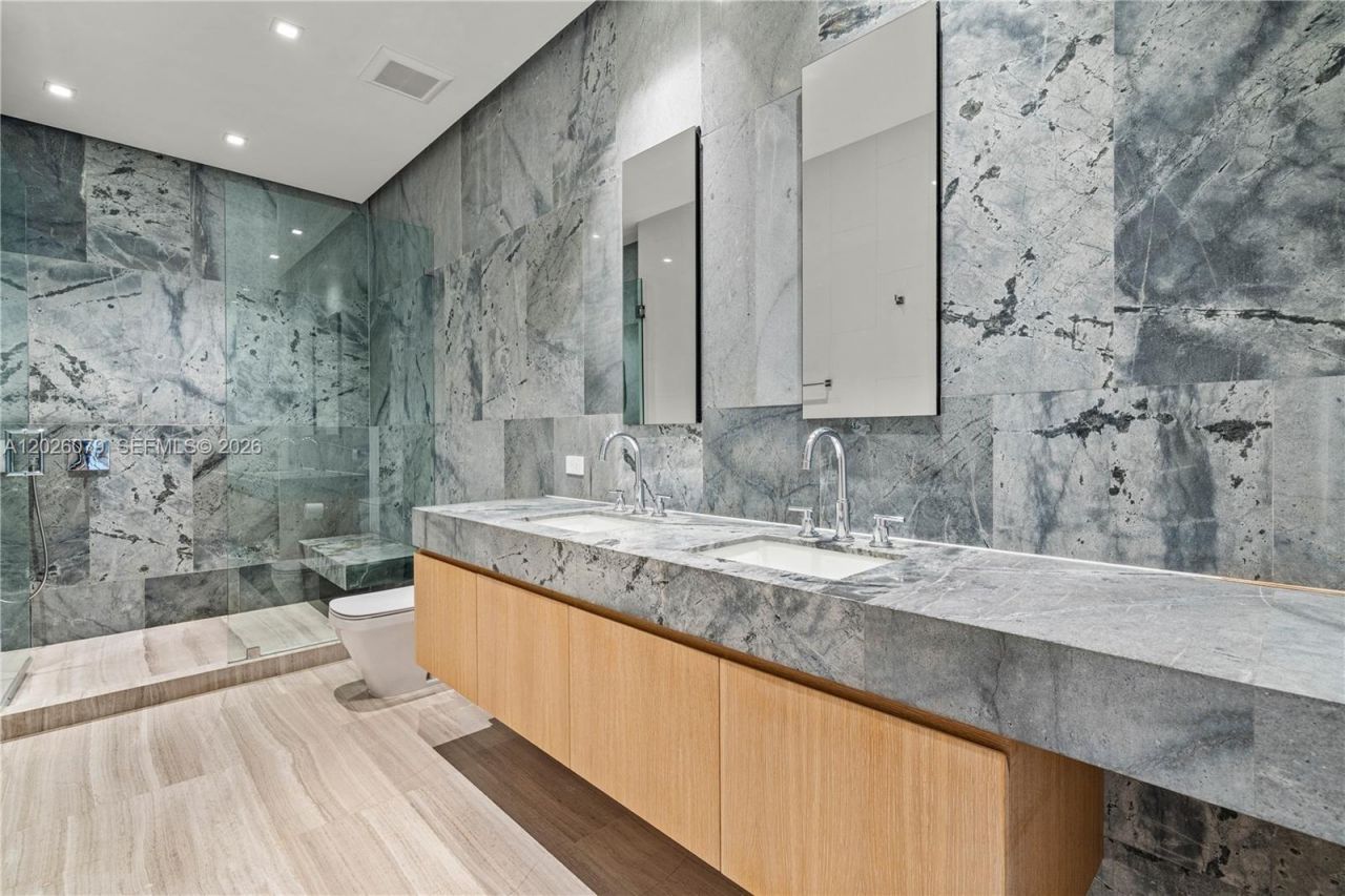 5061 N Bay Rd , Miami Beach, FL 33140 Photo