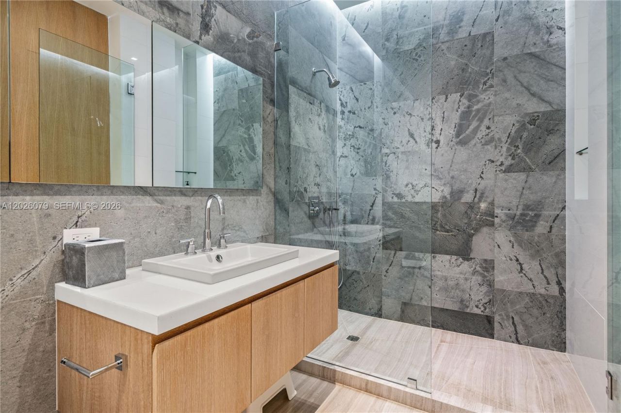 5061 N Bay Rd , Miami Beach, FL 33140 Photo