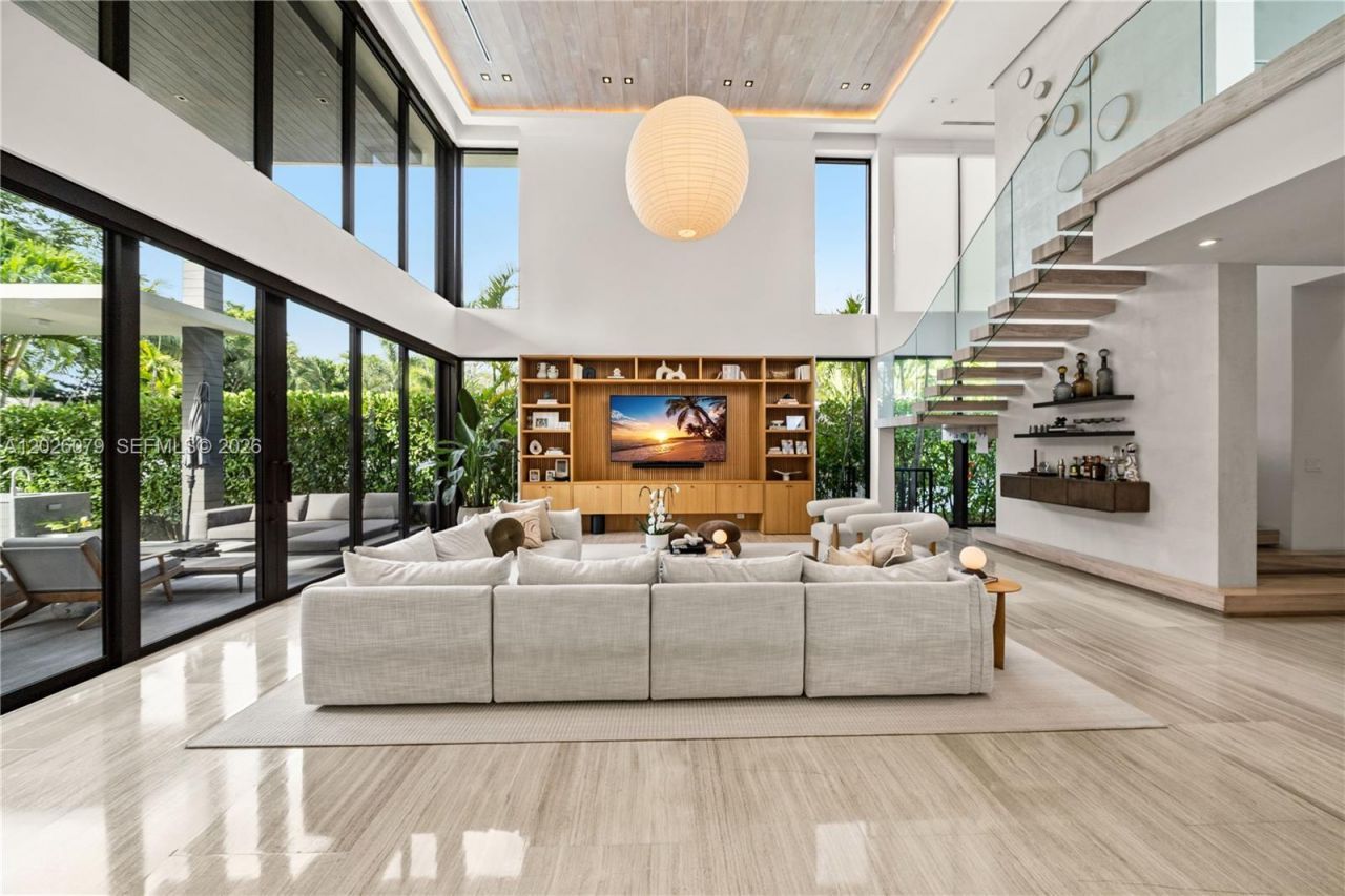 5061 N Bay Rd , Miami Beach, FL 33140 Photo
