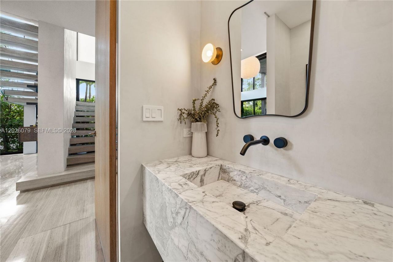 5061 N Bay Rd , Miami Beach, FL 33140 Photo