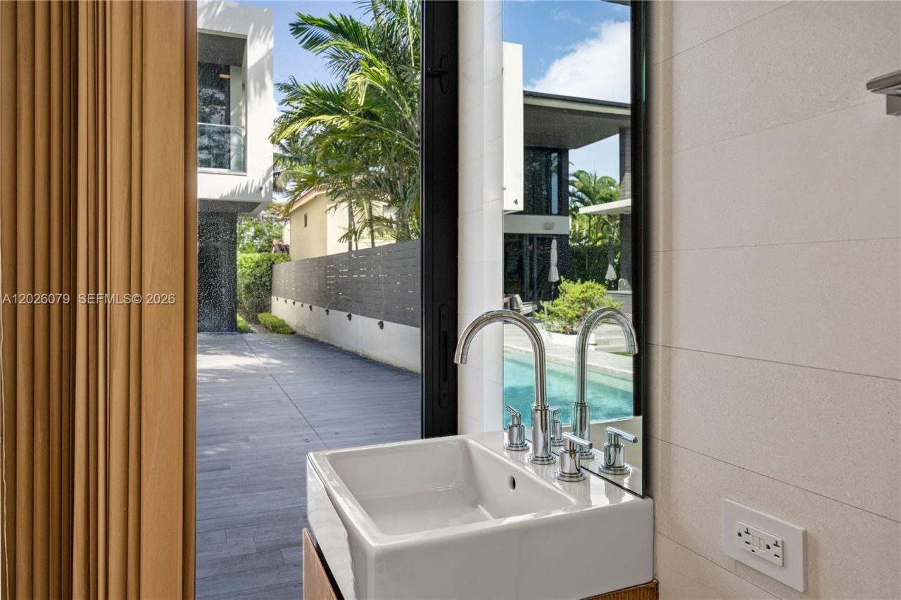 5061 N Bay Rd , Miami Beach, FL 33140 Photo