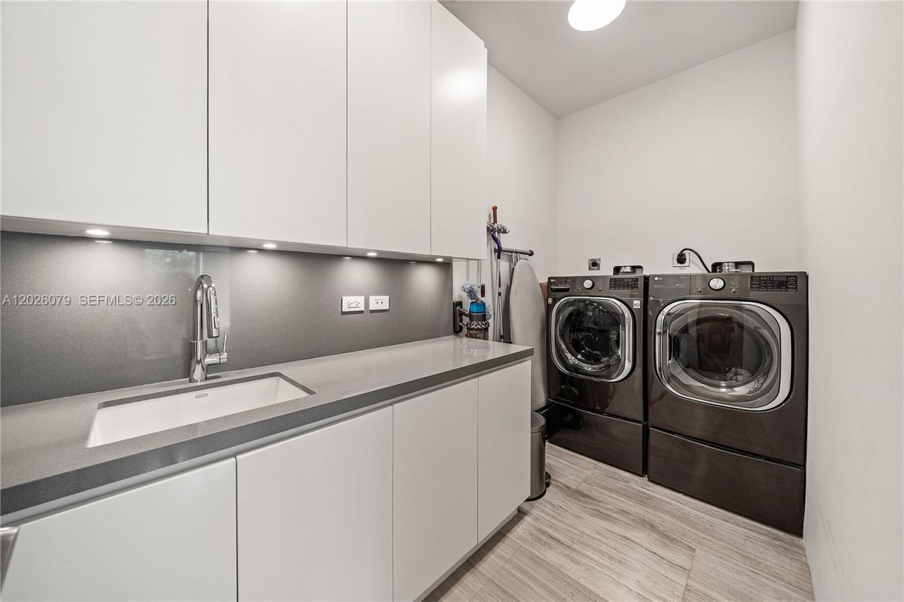 5061 N Bay Rd , Miami Beach, FL 33140 Photo