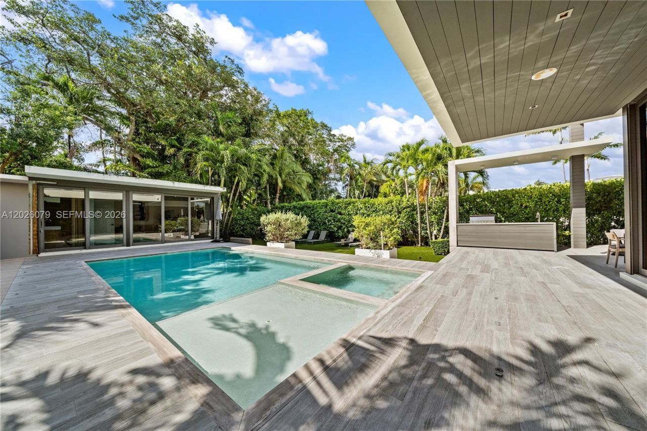 5061 N Bay Rd , Miami Beach, FL 33140 Photo