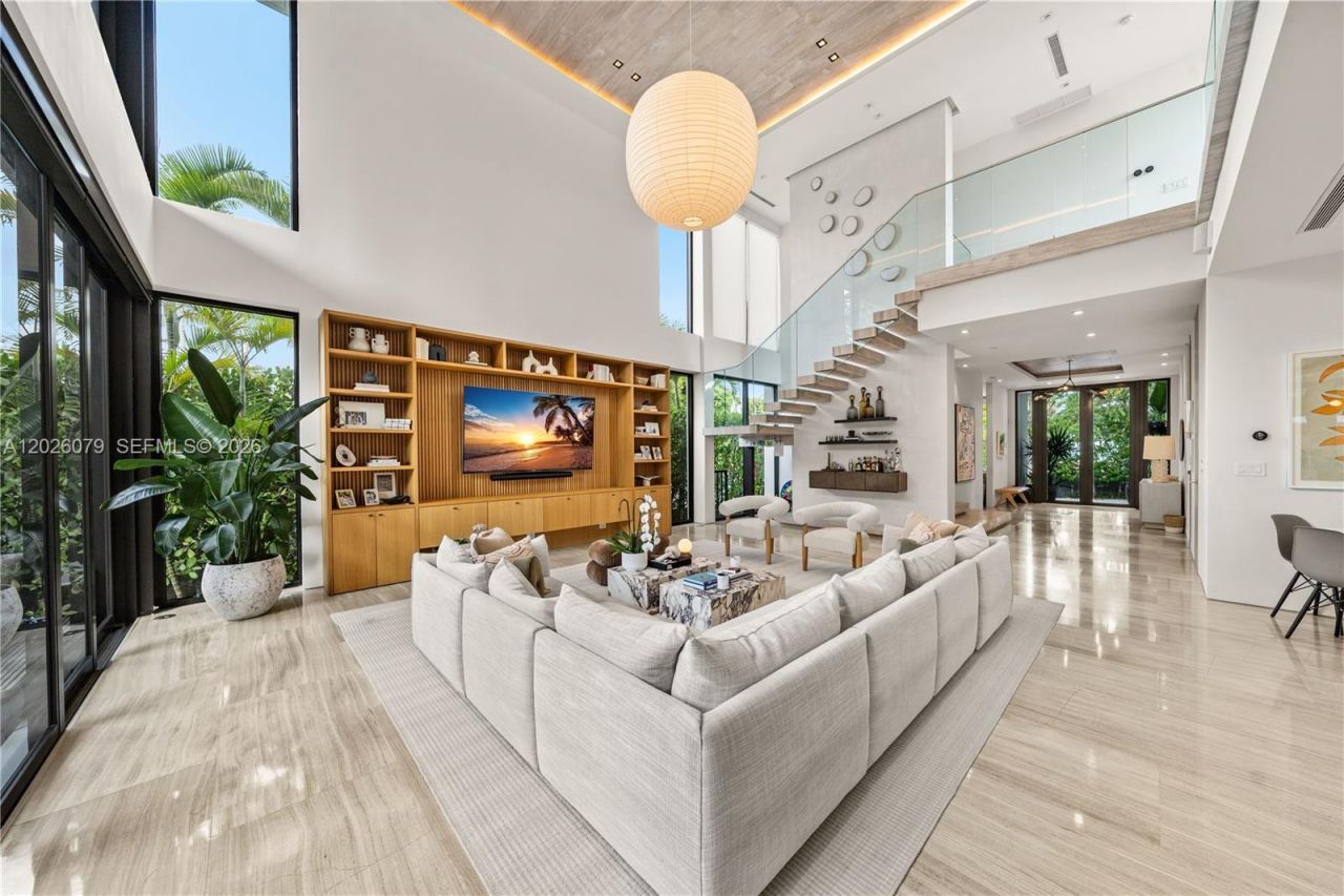 5061 N Bay Rd , Miami Beach, FL 33140 Photo