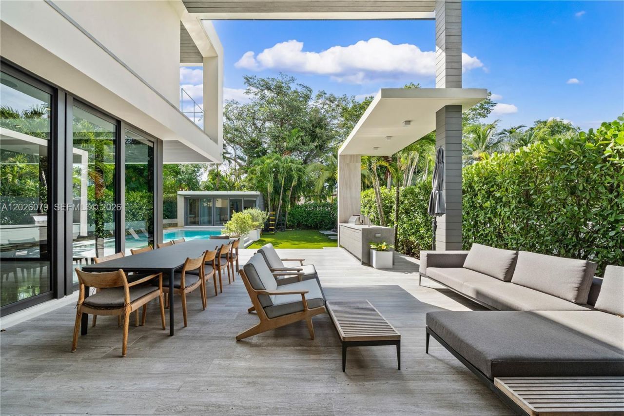 5061 N Bay Rd , Miami Beach, FL 33140 Photo