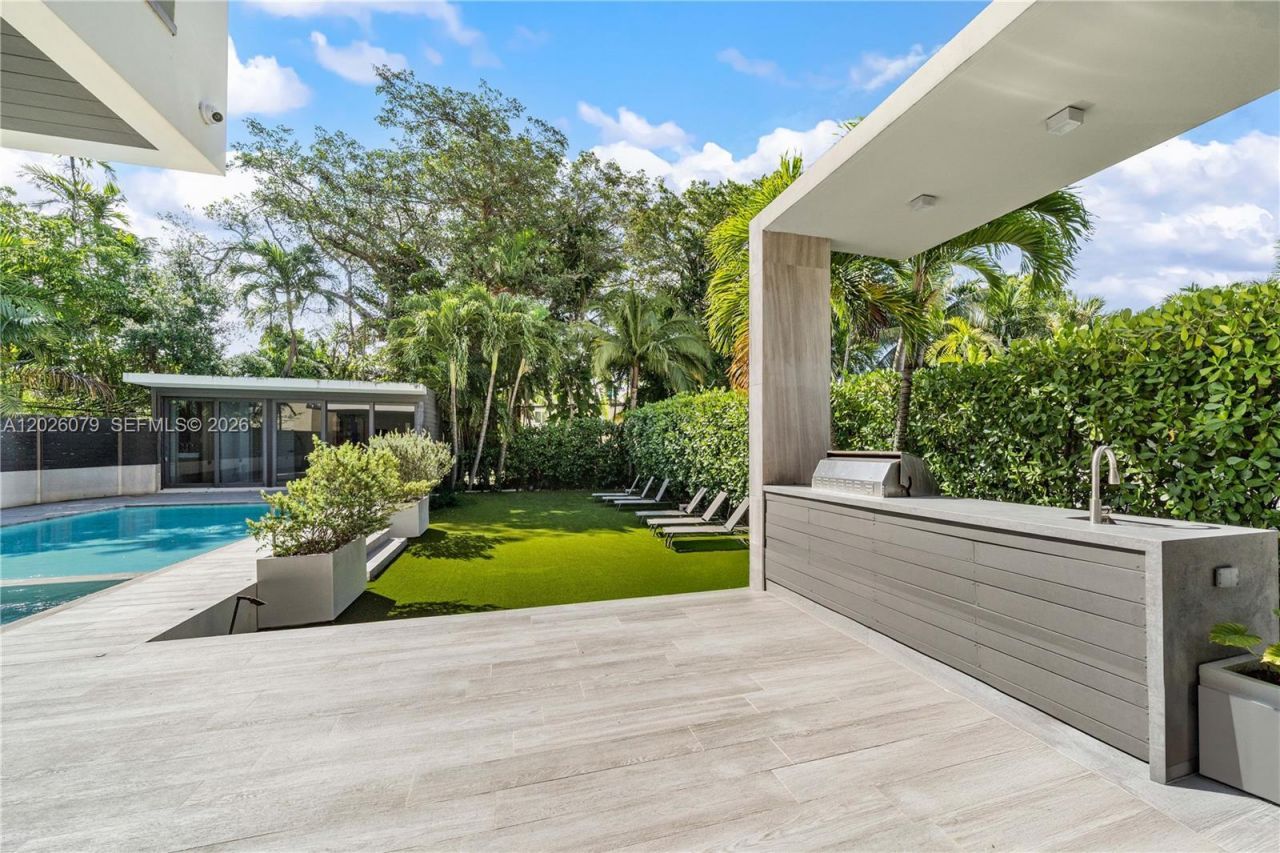 5061 N Bay Rd , Miami Beach, FL 33140 Photo