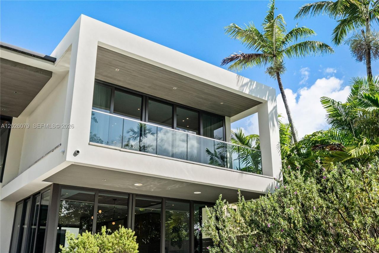5061 N Bay Rd , Miami Beach, FL 33140 Photo