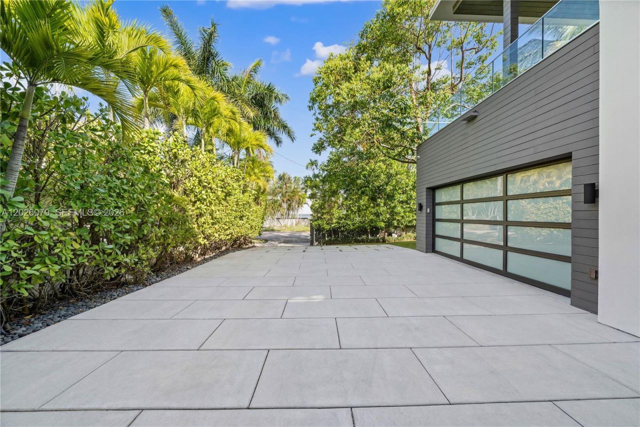 5061 N Bay Rd , Miami Beach, FL 33140 Photo