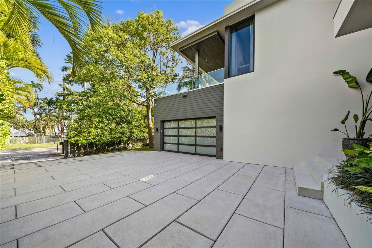 5061 N Bay Rd , Miami Beach, FL 33140 Photo