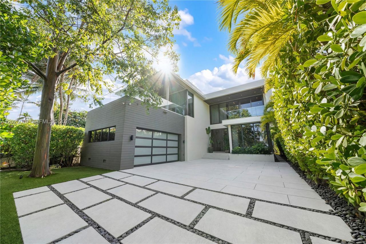 5061 N Bay Rd , Miami Beach, FL 33140 Photo