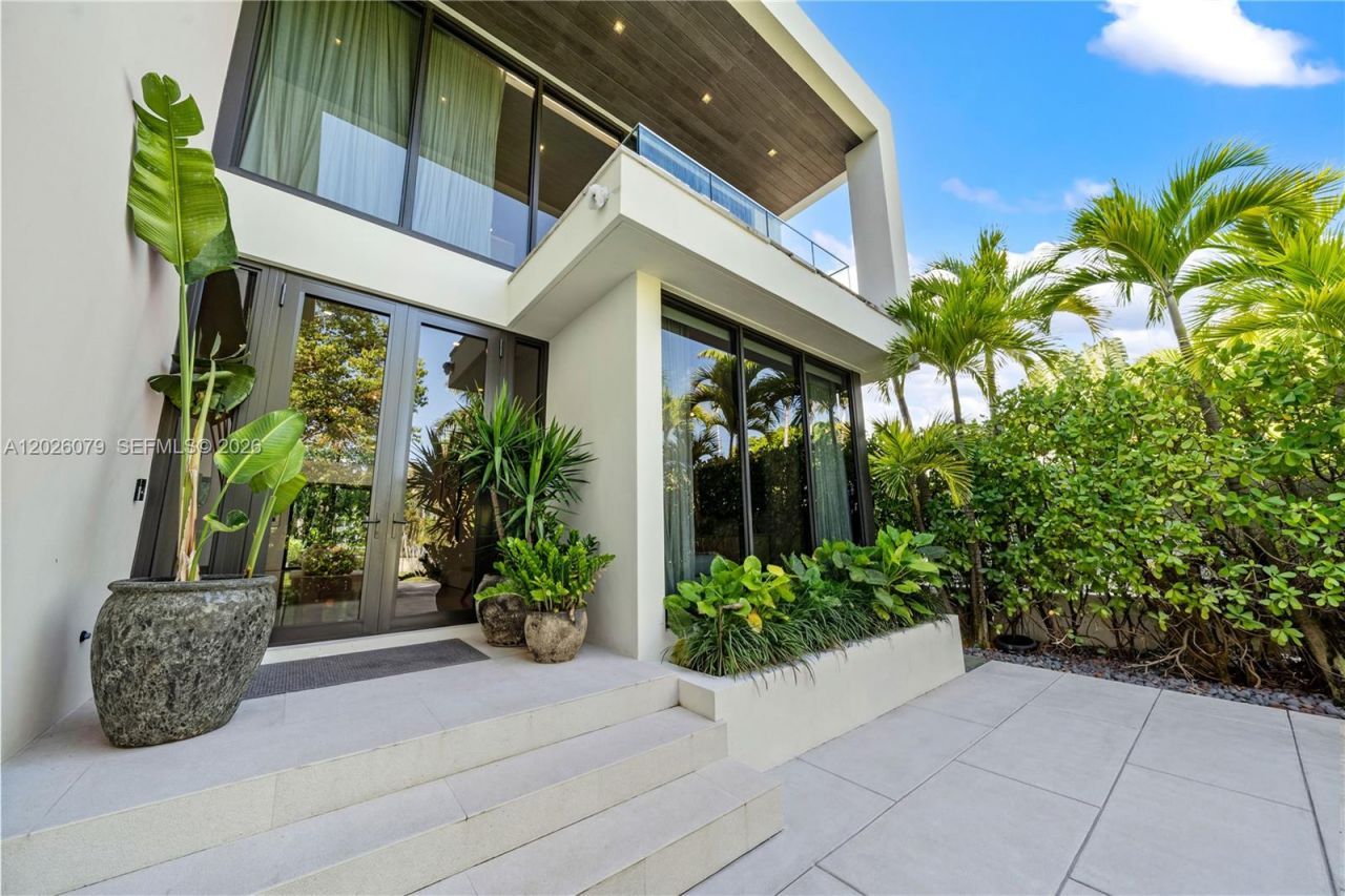 5061 N Bay Rd , Miami Beach, FL 33140 Photo