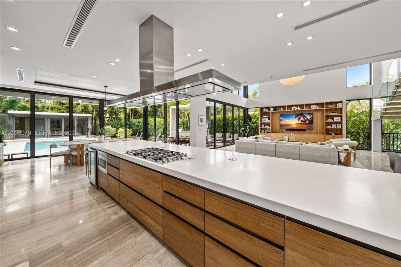 5061 N Bay Rd , Miami Beach, FL 33140 Photo