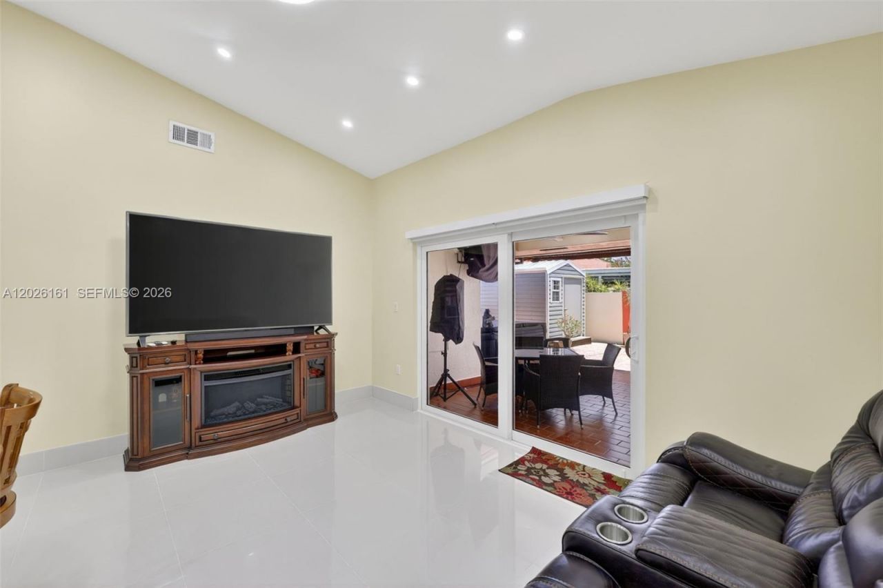 12718 NW 6th Ln, Miami, FL 33182 Photo