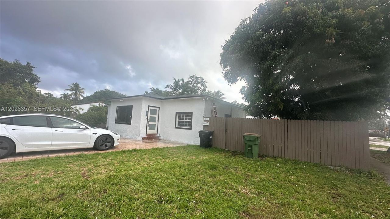 1090 NW 134th St , North Miami, FL 33168 Photo