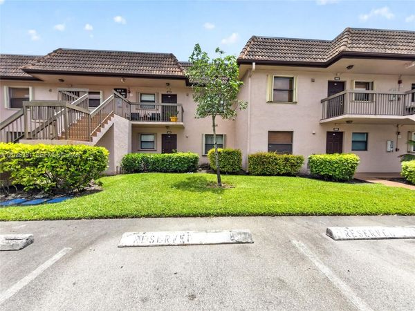 10616 NW 10th St , Unit 104, Pembroke Pines, FL 33026