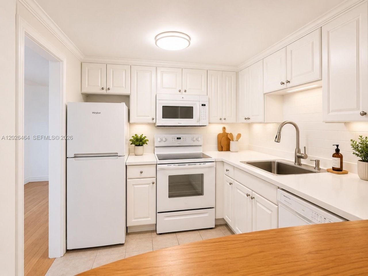5401 Collins Ave , Unit 1022, Miami Beach, FL 33140 Photo