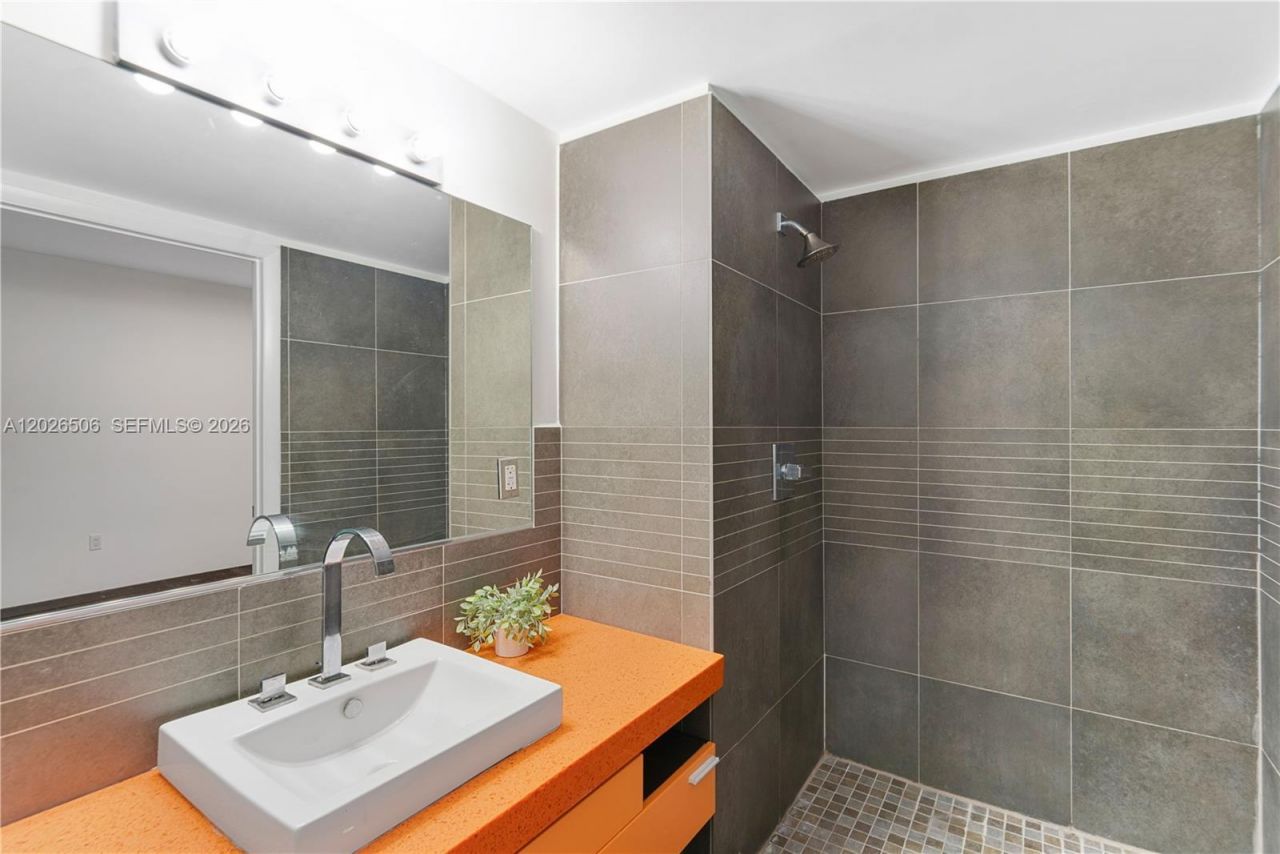435 21st St , Unit 212, Miami Beach, FL 33139 Photo