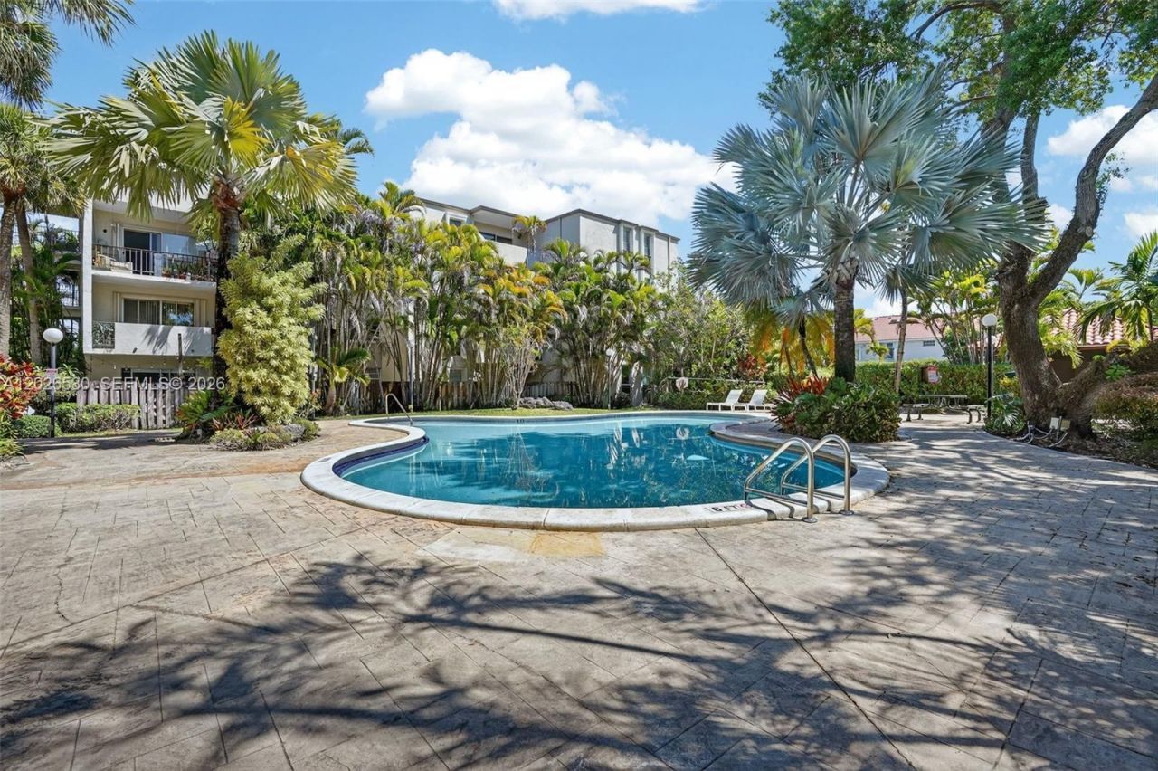 6904 N Kendall Dr , Unit F104, Pinecrest, FL 33156 Photo