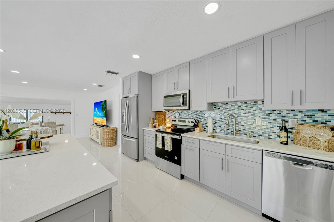 9265 Martinique Dr, Cutler Bay, FL 33189 Photo