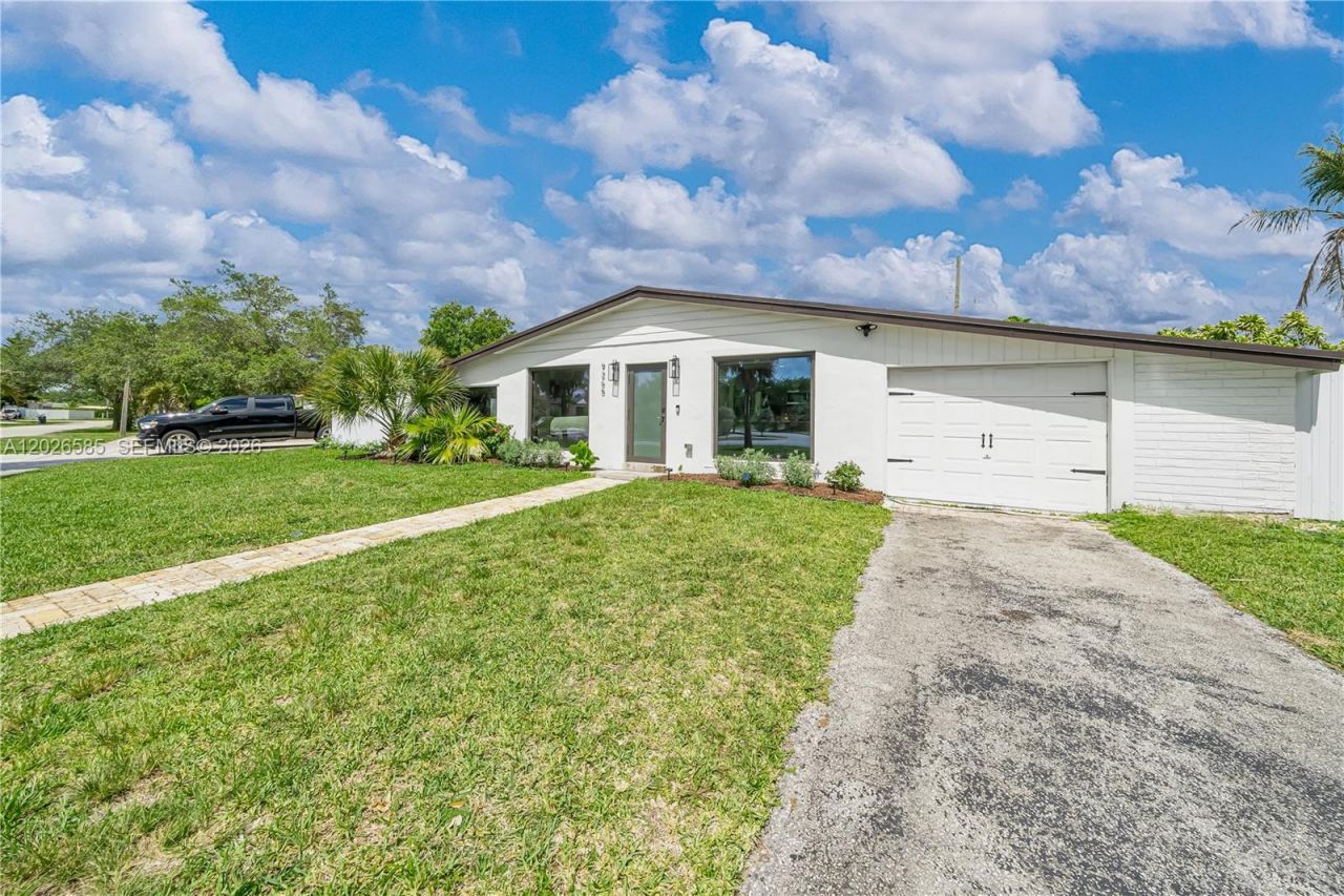 9265 Martinique Dr, Cutler Bay, FL 33189 Photo