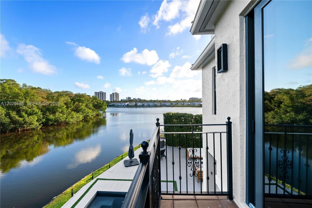 3294 NE 211th Ter , Aventura, FL 33180 Photo