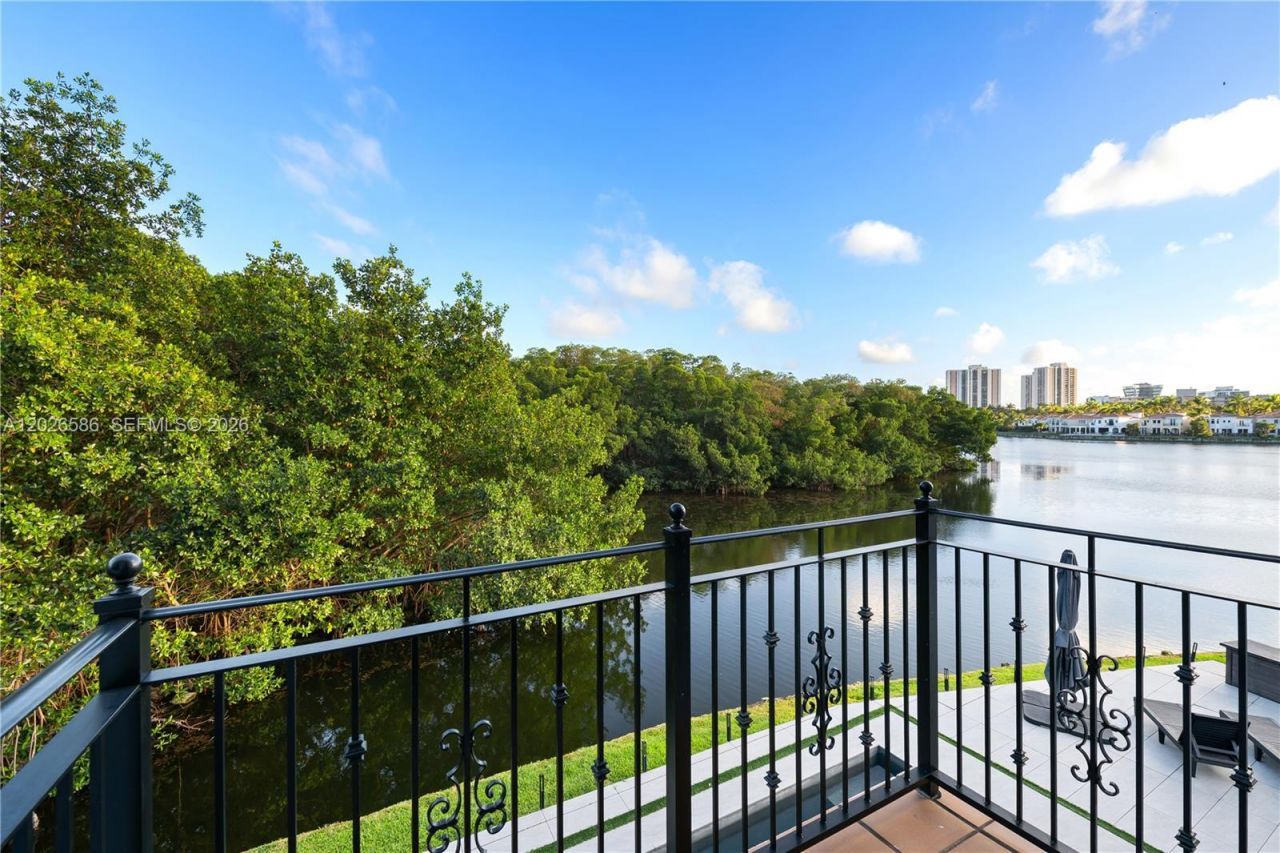 3294 NE 211th Ter , Aventura, FL 33180 Photo