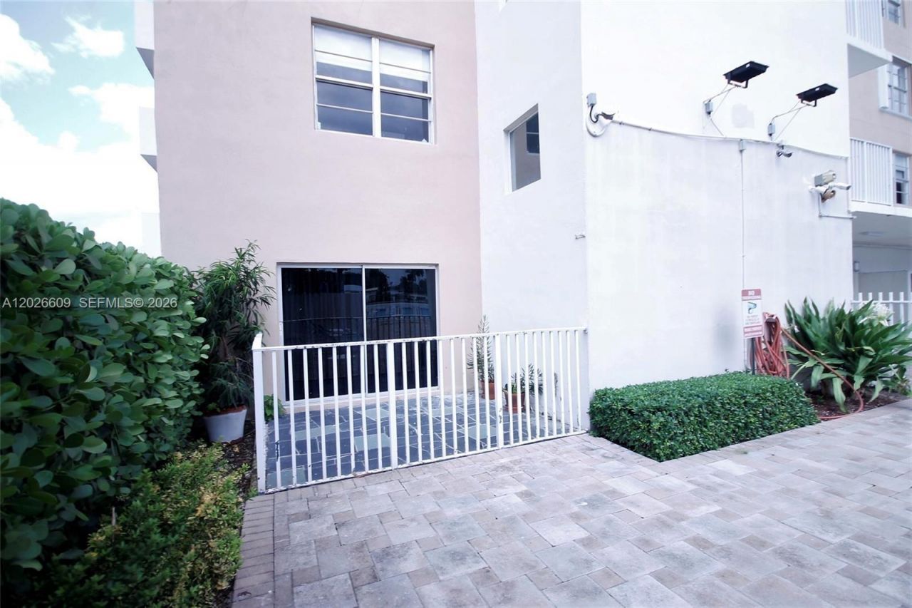 1455 N Treasure Dr , Unit 1A, North Bay Village, FL 33141 Photo