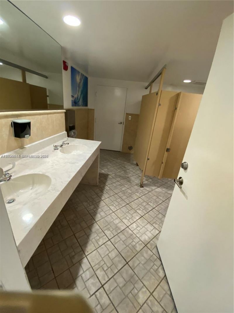 2011 N Ocean Blvd , Unit 605, Fort Lauderdale, FL 33305 Photo