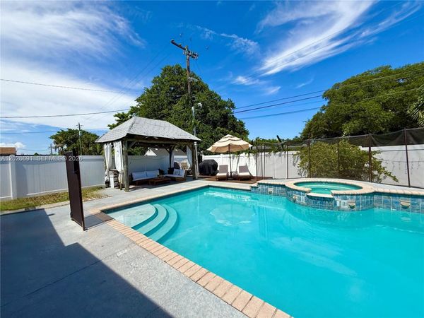 411 SW 10th Ter , Hallandale Beach, FL 33009