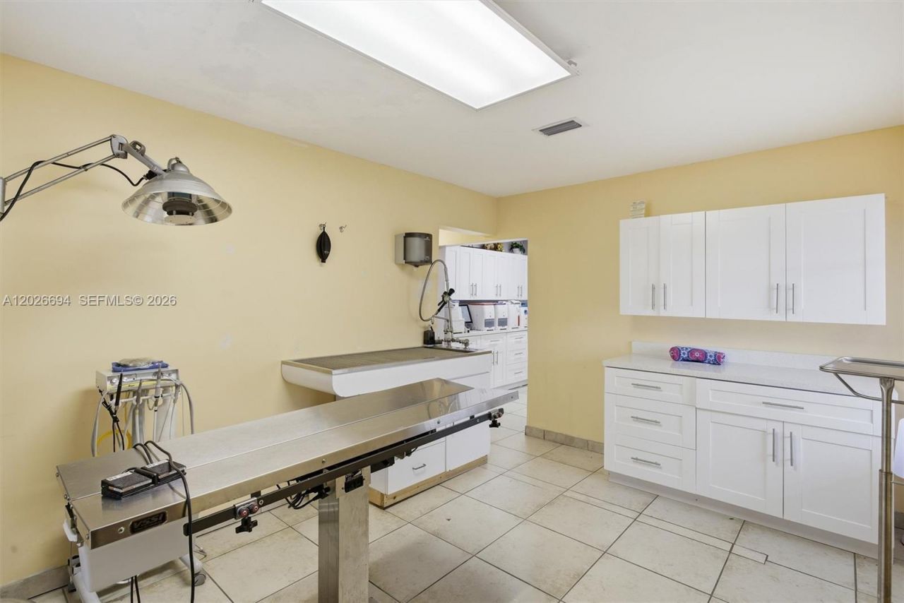3240 NW 7th St , Miami, FL 33125 Photo