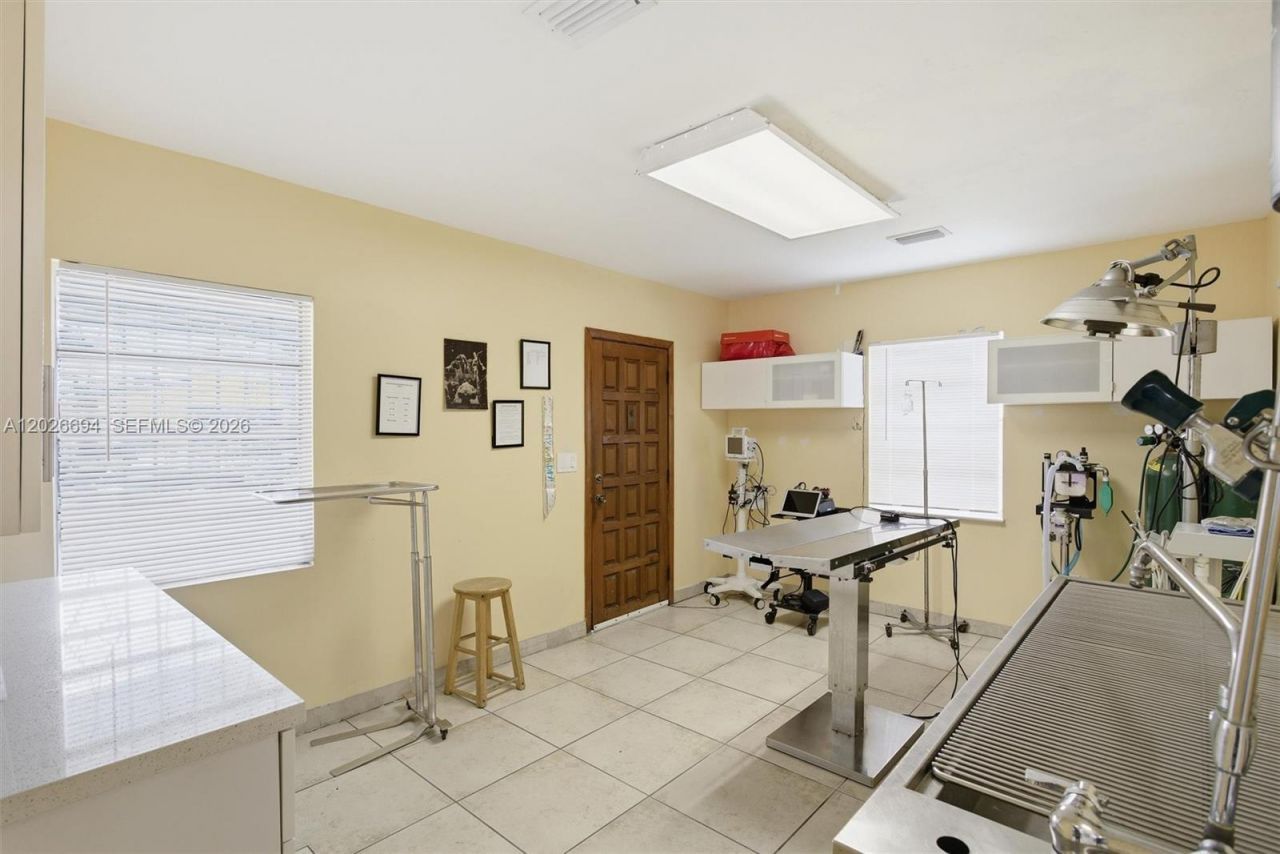 3240 NW 7th St , Miami, FL 33125 Photo