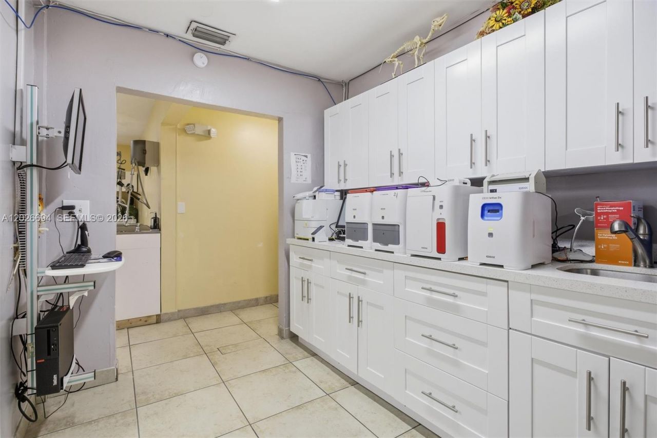 3240 NW 7th St , Miami, FL 33125 Photo