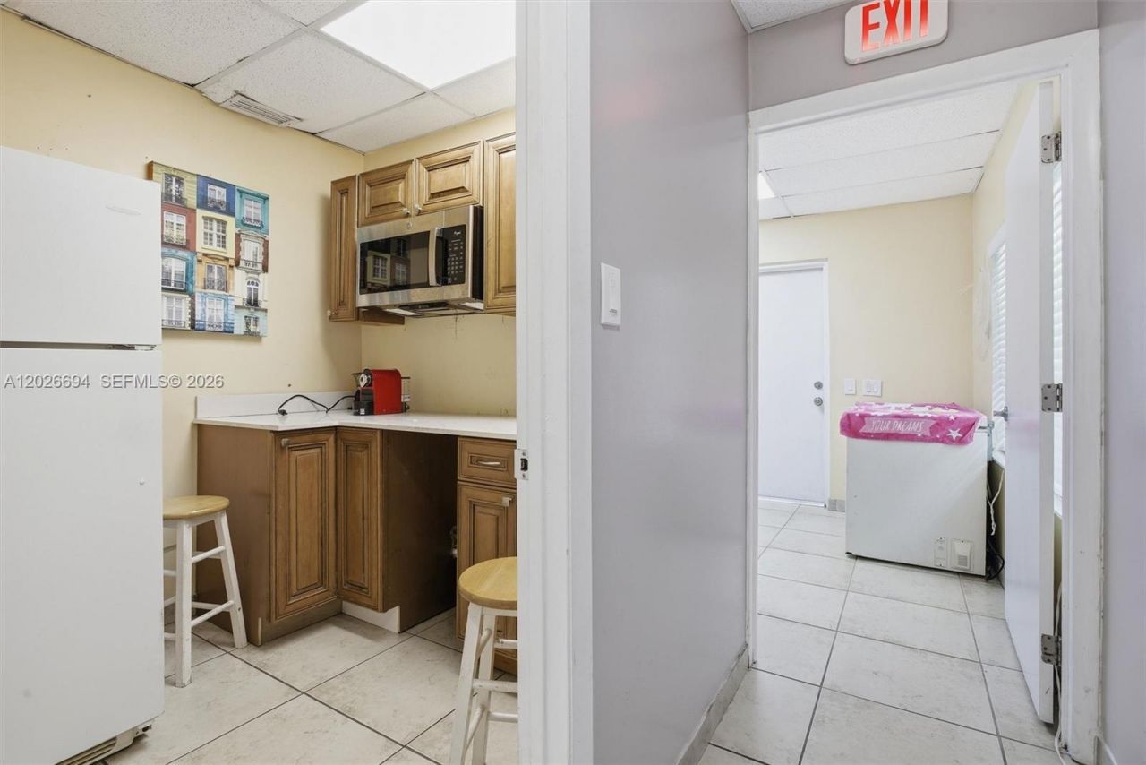 3240 NW 7th St , Miami, FL 33125 Photo