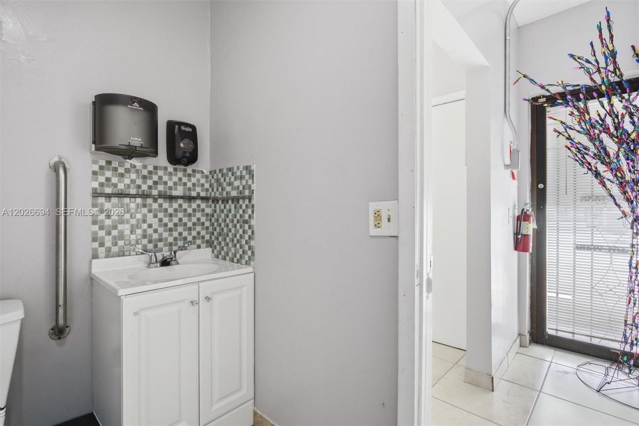 3240 NW 7th St , Miami, FL 33125 Photo