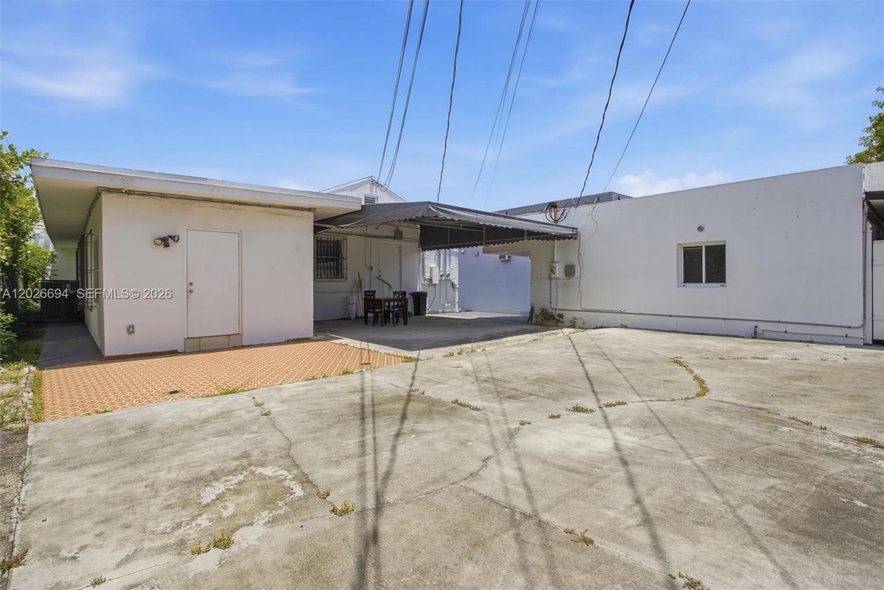 3240 NW 7th St , Miami, FL 33125 Photo