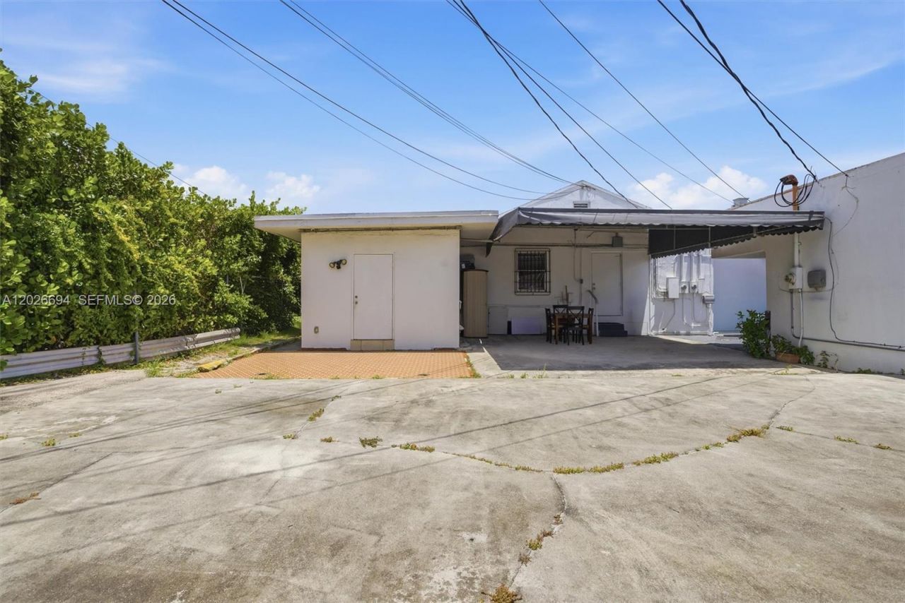 3240 NW 7th St , Miami, FL 33125 Photo