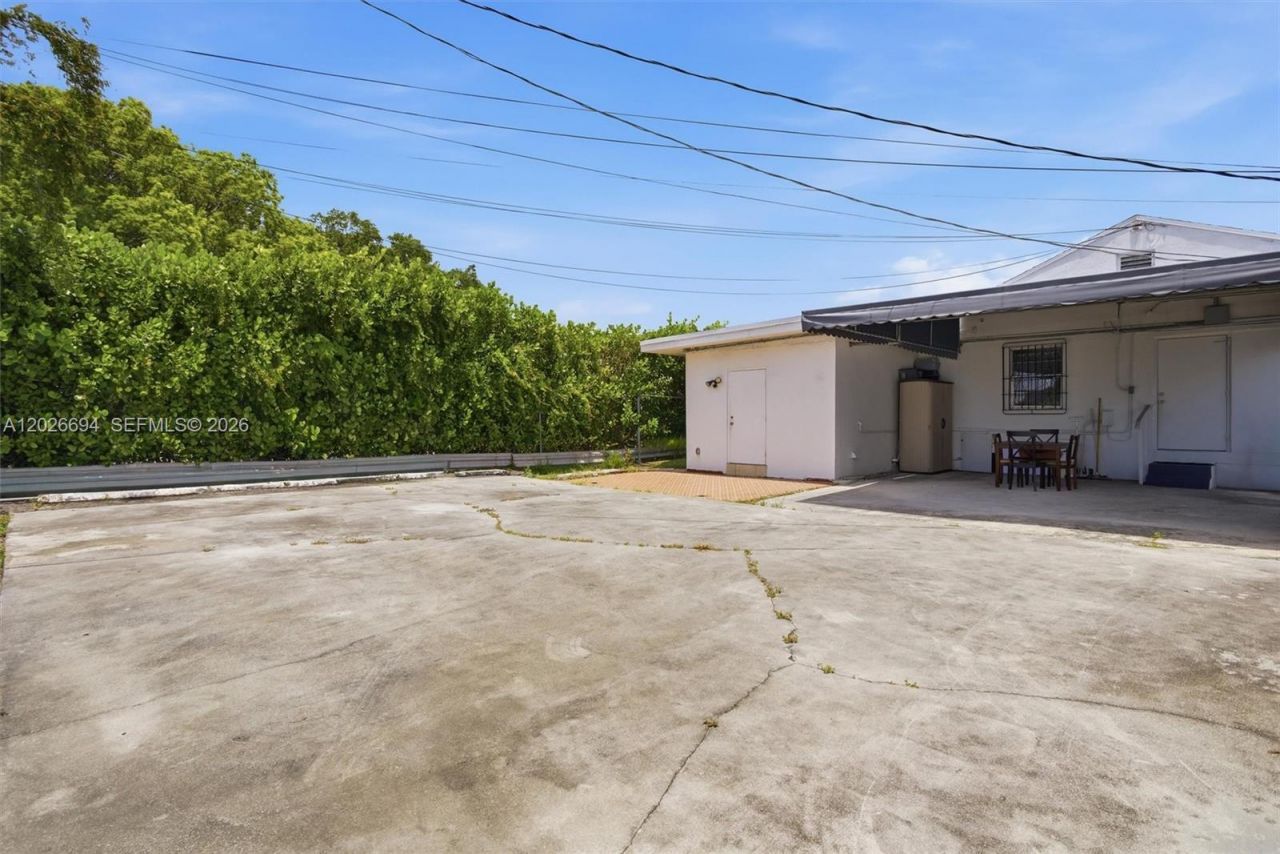 3240 NW 7th St , Miami, FL 33125 Photo