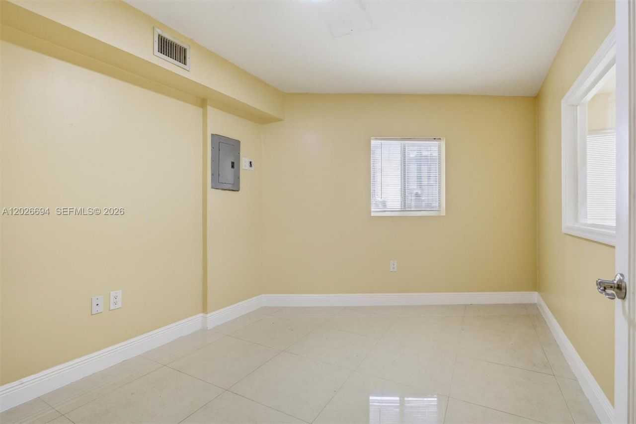 3240 NW 7th St , Miami, FL 33125 Photo