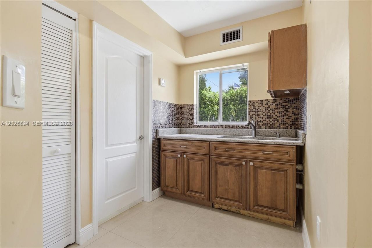 3240 NW 7th St , Miami, FL 33125 Photo