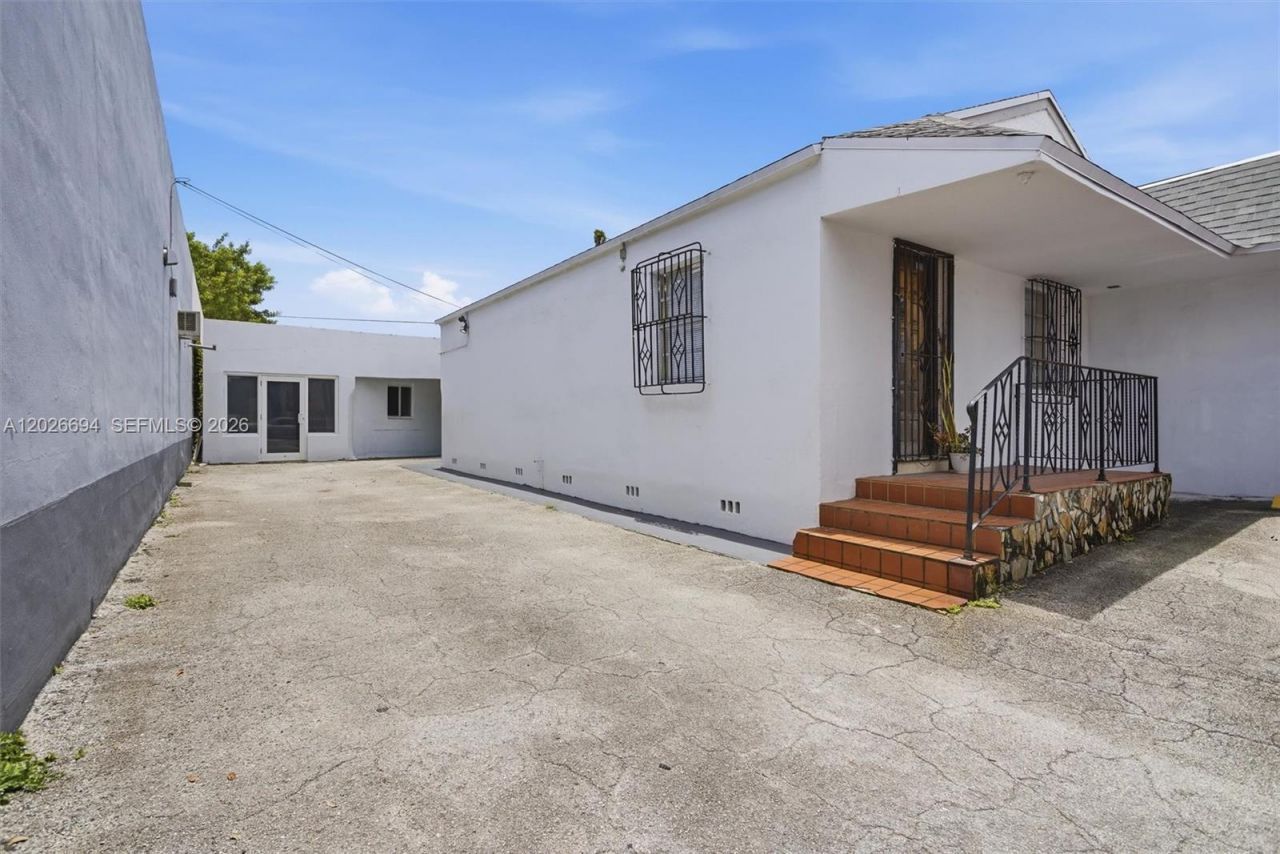 3240 NW 7th St , Miami, FL 33125 Photo