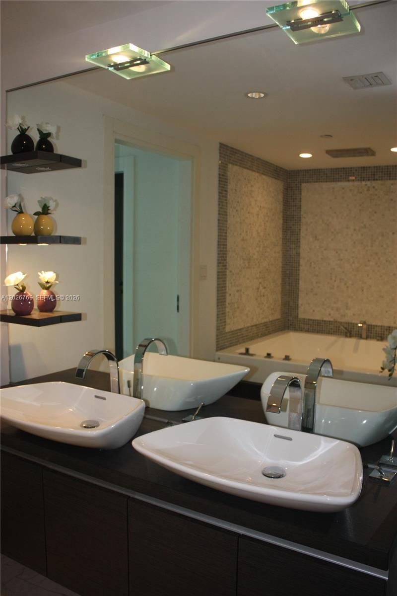 200 Biscayne Boulevard Way , Unit 4211, Miami, FL 33131 Photo