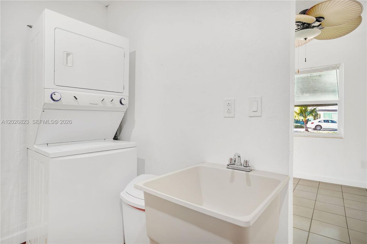 5985 SW 41st St , Unit Front, Miami, FL 33155 Photo