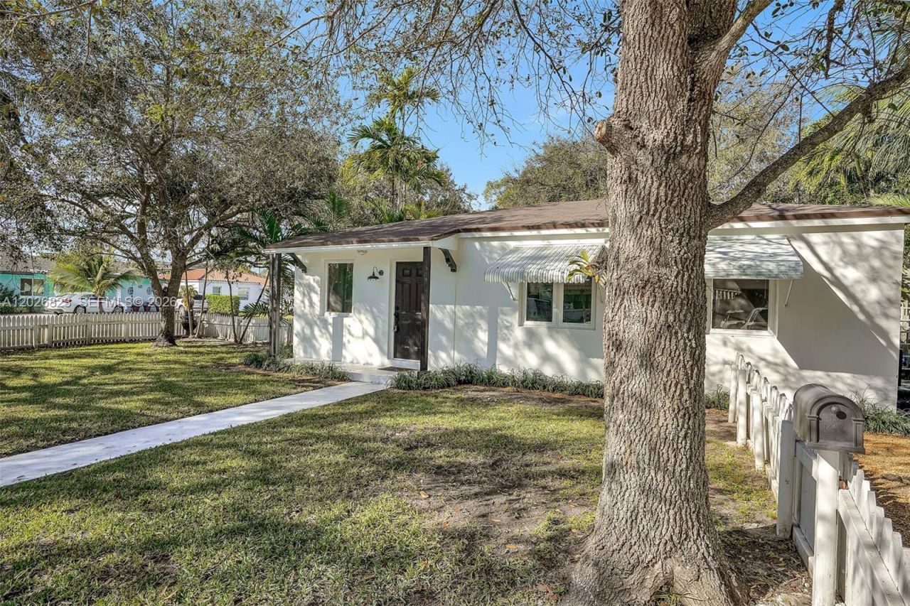5985 SW 41st St , Unit Front, Miami, FL 33155 Photo